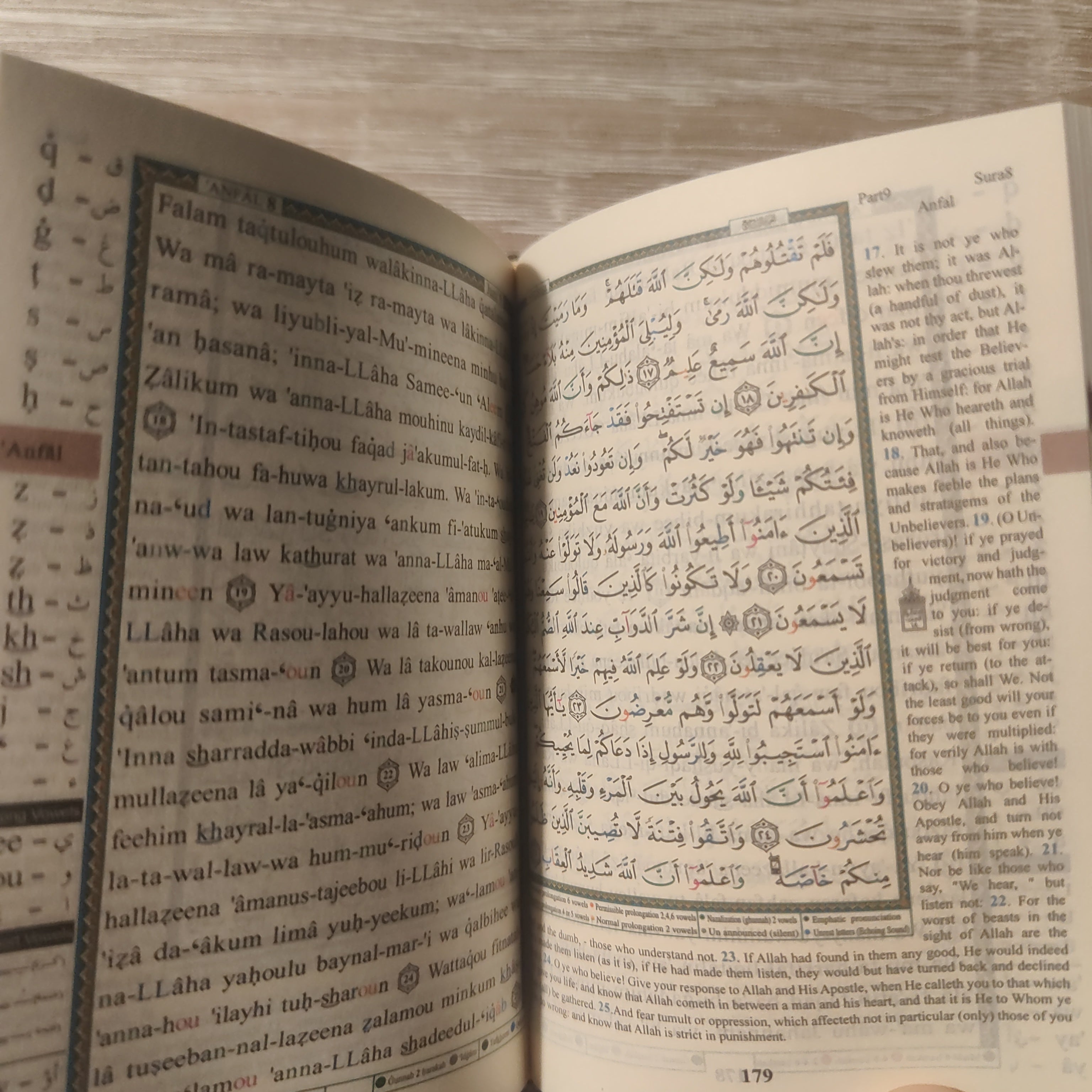 Quran With Transliteration, English Translation & Tajweed - Pocket/Sma